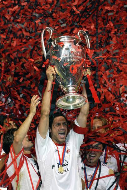 Il 28 maggio 2003 Paolo Maldini solleva al cielo la Champions vinta ai rigori contro la Juve: l&#39;allenatore è Ancelotti. LaPresse